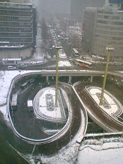 「雪の新宿」ビル10階の眺望